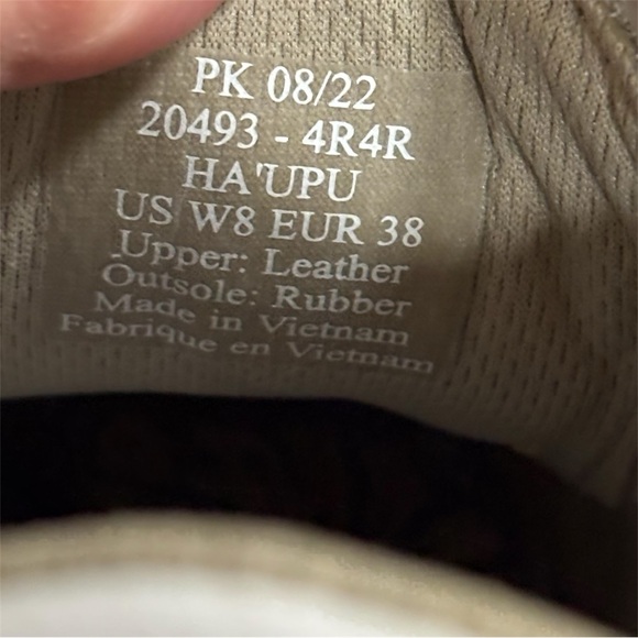 Women’s OluKai Ha’upu White Leather Sneakers with Gold Stripe Detail Logo Size 8 - Picture 7 of 7